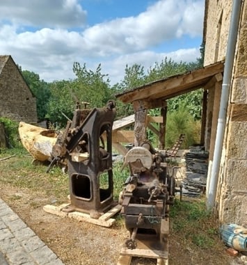 Un voyage dans le temps : visitez l'atelier du sabotier et ses machines historiques !
