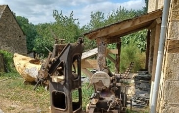 Un voyage dans le temps : visitez l'atelier du sabotier et ses machines historiques !
