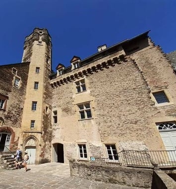 Partez à la découverte d'un château à l'histoire et à l'architecture remarquables, et visitez une exposition sur Valéry Giscard d'Estaing
