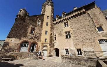 Partez à la découverte d'un château à l'histoire et à l'architecture remarquables, et visitez une exposition sur Valéry Giscard d'Estaing