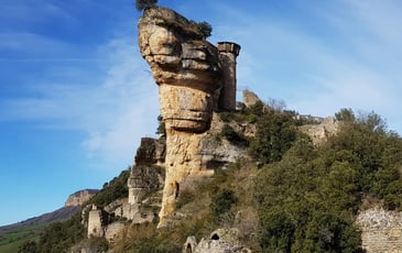 Découvrez un extraordinaire château perché
