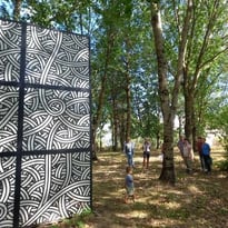 Balade commentée à deux voix autour du Sentier d'art en bastide, entre patrimoine médiéval et création contemporaine