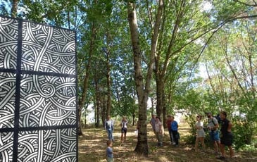 Balade commentée à deux voix autour du Sentier d'art en bastide, entre patrimoine médiéval et création contemporaine