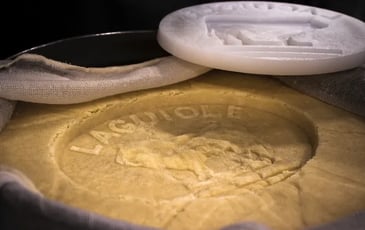 Visite guidée sur la fabrication du fromage : à la découverte du Laguiole AOP et de la Tome fraîche de l'Aubrac IGP
