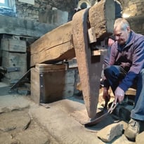 Assistez à une démonstration de battage de cuivre dans une ancienne forge