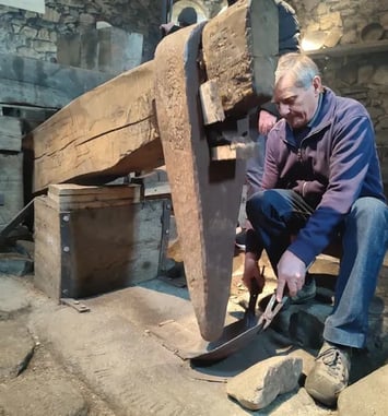 Assistez à une démonstration de battage de cuivre dans une ancienne forge