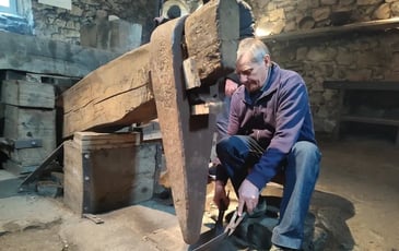Assistez à une démonstration de battage de cuivre dans une ancienne forge