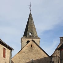 Étape 2 dans une église du XVIe siècle aux vitraux remarquables