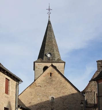 Étape 2 dans une église du XVIe siècle aux vitraux remarquables