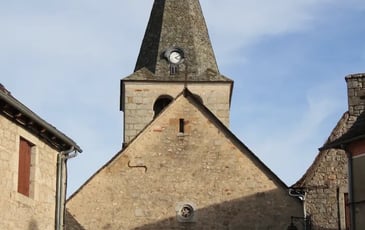 Étape 2 dans une église du XVIe siècle aux vitraux remarquables