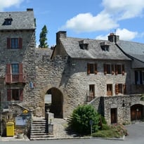 Suivez la guide à la découverte du fort villageois !