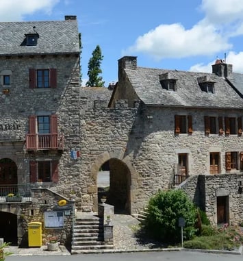 Suivez la guide à la découverte du fort villageois !