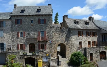 Suivez la guide à la découverte du fort villageois !