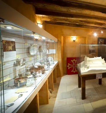 Découvrez trois expositions dans l'une des plus belles maisons de la cité médiévale de Sévérac-le-Château