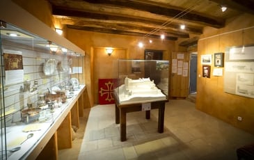 Découvrez trois expositions dans l'une des plus belles maisons de la cité médiévale de Sévérac-le-Château