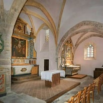 Visitez la petite église communale de Saint-Amans-de-Varès et découvrez son riche mobilier