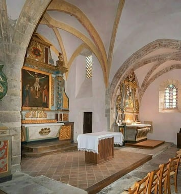 Visitez la petite église communale de Saint-Amans-de-Varès et découvrez son riche mobilier