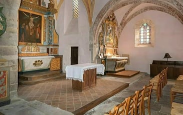 Visitez la petite église communale de Saint-Amans-de-Varès et découvrez son riche mobilier
